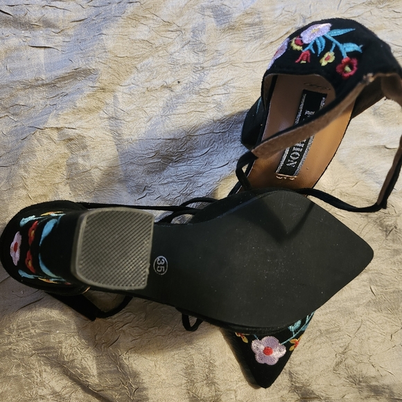 NWOT Fashion Flower Embroidered Chunk Heel - Picture 9 of 10